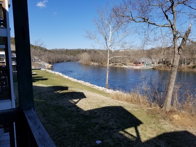 Building Photo - I Bedroom 1 Bath Apartment on Lake Taneycomo in Branson , MO Unit 7