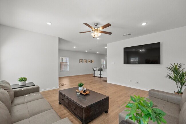 Photo - Beautiful 4 Bedroom Home in Spiritas Ranch Near Lake Lewisville