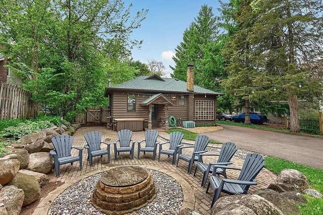 944 Mahtomedi Ave