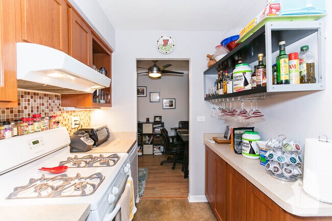 Photo - 3620 N Pine Grove Ave Unit 302