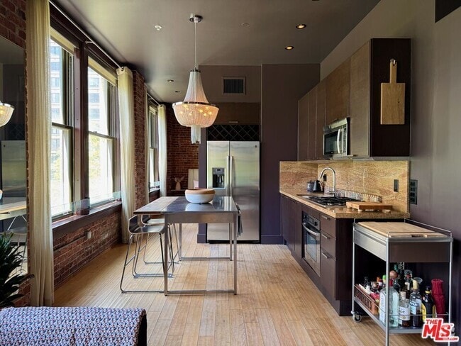 Building Photo - 460 S Spring St Rental