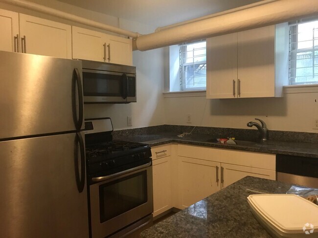 Building Photo - Large 3 bed 2 bath with all utilities incl... Rental