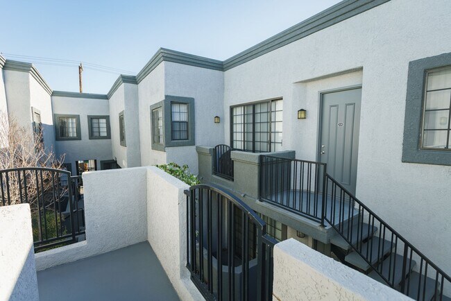 Photo - 520 N Hollywood Way