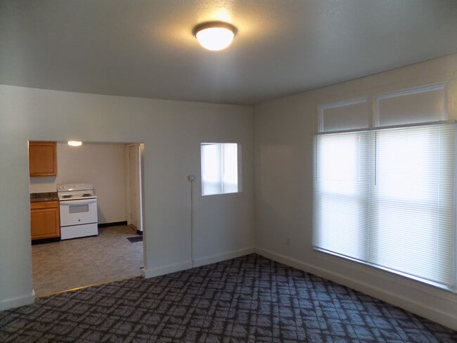 Building Photo - 606 11th St SE Unit 2 Rental