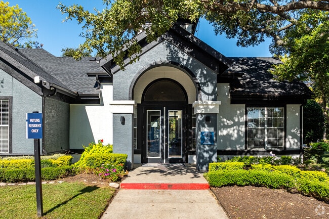 Entrada a la oficina de arrendamiento - Derby Park