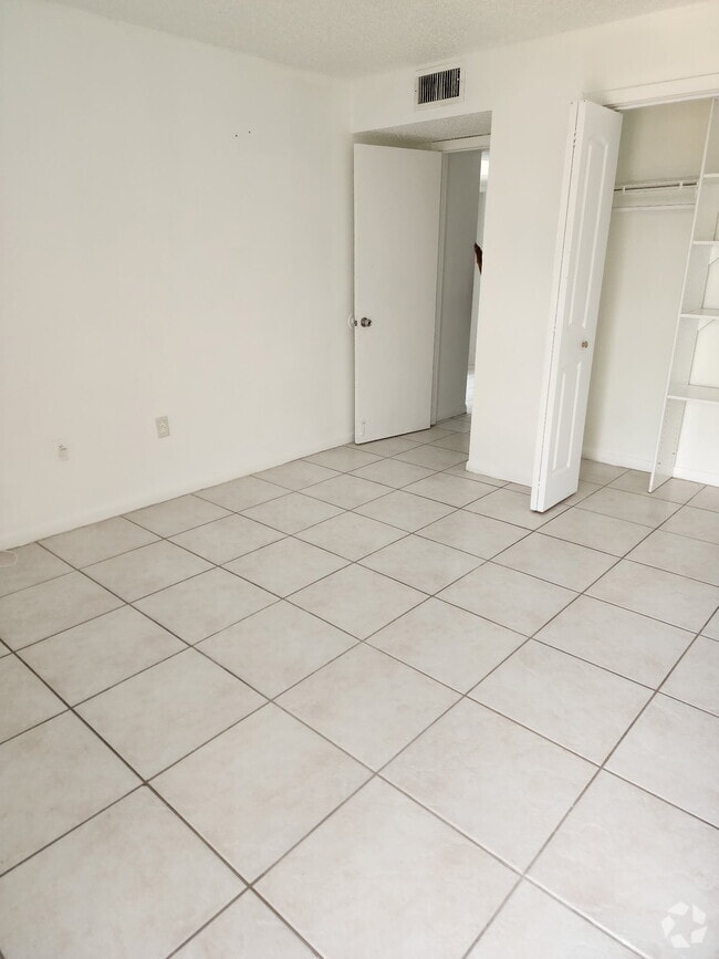 Building Photo - 650 NE 149th St Unit 408A Rental