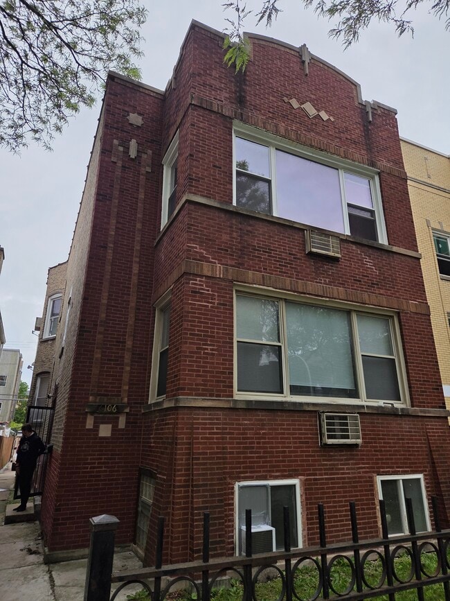 Photo - 6106 N Washtenaw Ave Unidad 2 Rental