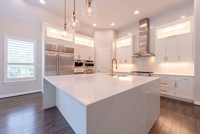 Photo - Luxurious 4 bedroom, 4 bathroom home with ...