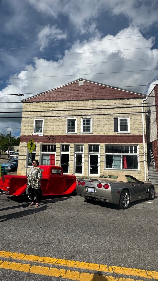 Photo - 707 N Main St