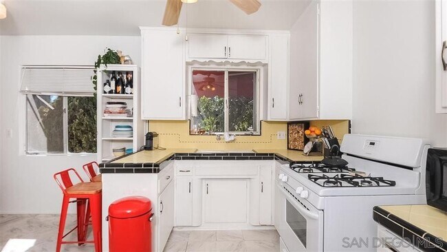 Kitchen - 2959 Laurel St