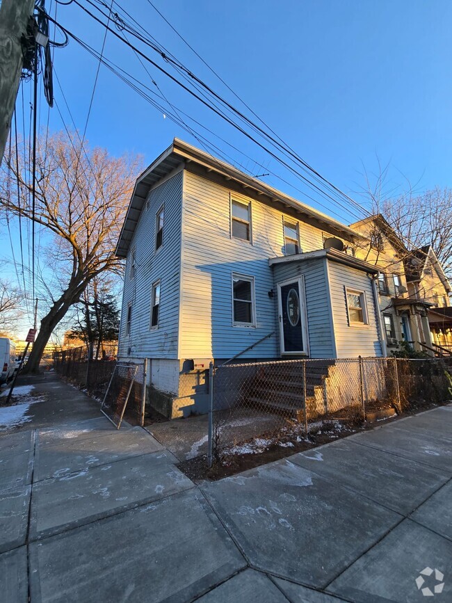 Building Photo - 121 Auburn St Rental