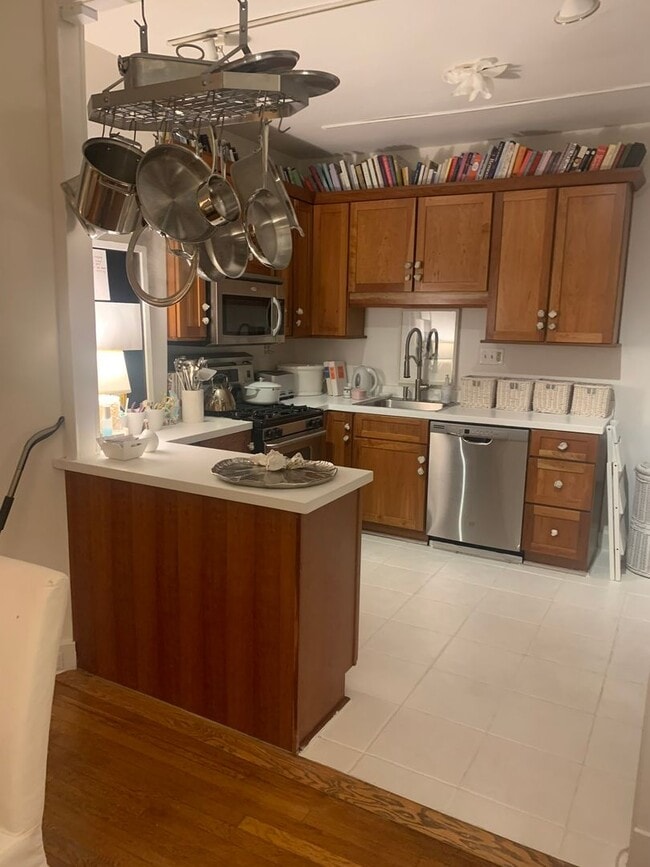 Building Photo - Introducing a charming 3-bedroom, 2-bathroom townhouse located in the heart of Shadyside