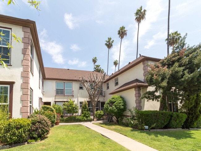 Building Photo - Spacious Studio in the Heart of Los Feliz Unit 2002