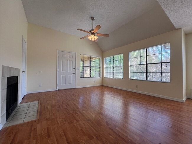 Photo - 1/1 Corner Unit in GATED ~ LAKEFRONT community in Altamonte Springs! Unidad 201