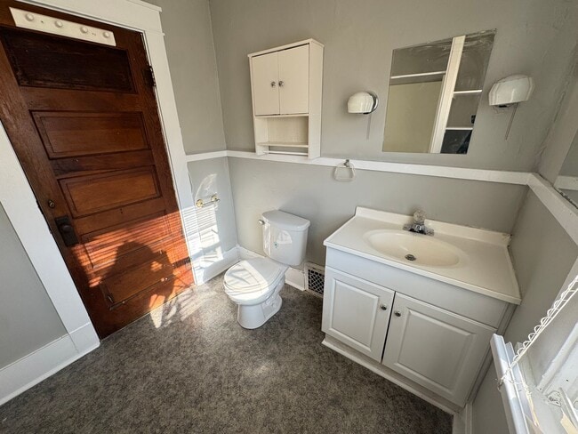 Photo - 108 S College St Unidad B