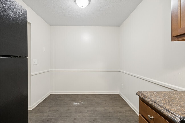 2BR, 1BA - 850SF - Dining Room - Ashland Apartments - NEW Renovations