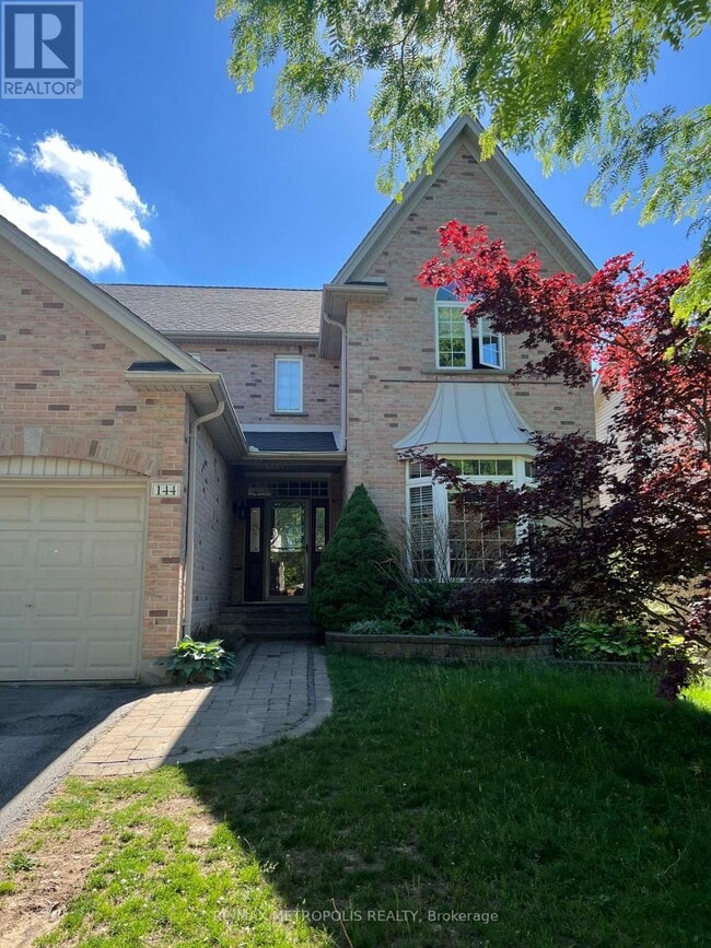 Photo - 144 Meadowoak Crescent