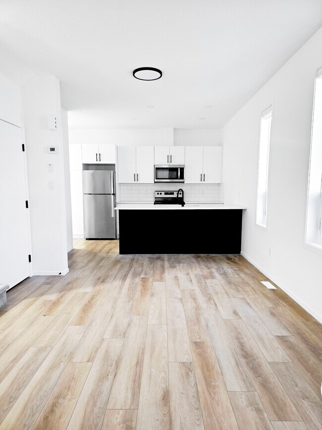 Building Photo - 11642-11690 90 St NW Unit MAIN 2