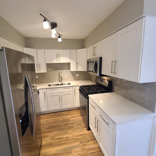 Kitchen - 10501 S Highland Ave Unit 103 B