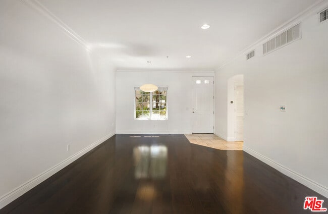 851 N San Vicente Blvd Unit 102