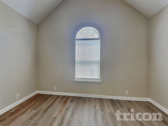 Photo - 202 Foster Dr