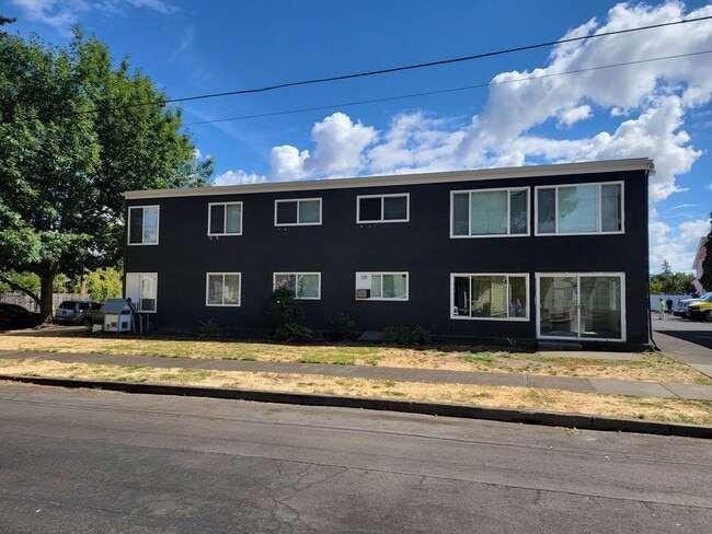 Building Photo - NO APPLICATION FEE AND FREE FIRST MONTHS RENT!! Cozy 2 Bed, 1 Bath Apartment Near Downtown Albany... Unit 106-01-208-202