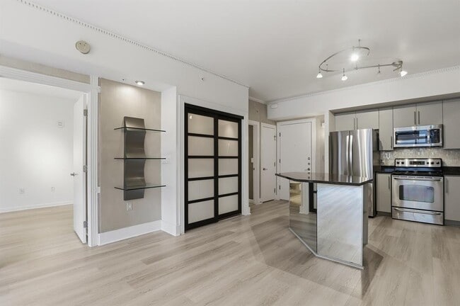 Building Photo - 54 Rainey St Unit 509