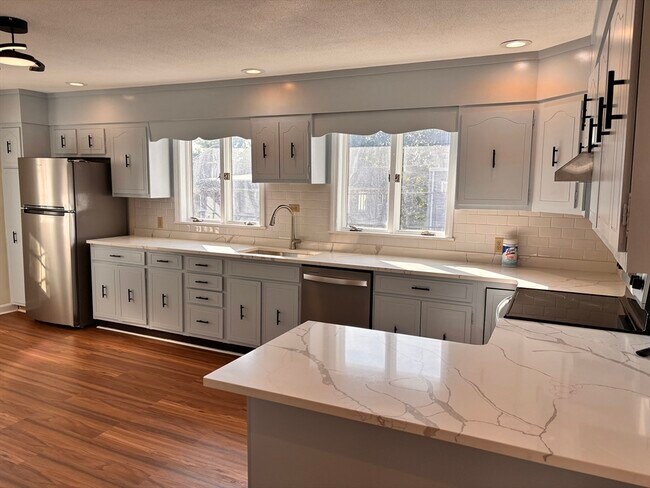 Building Photo - 72 Edward St Unit 2 Rental