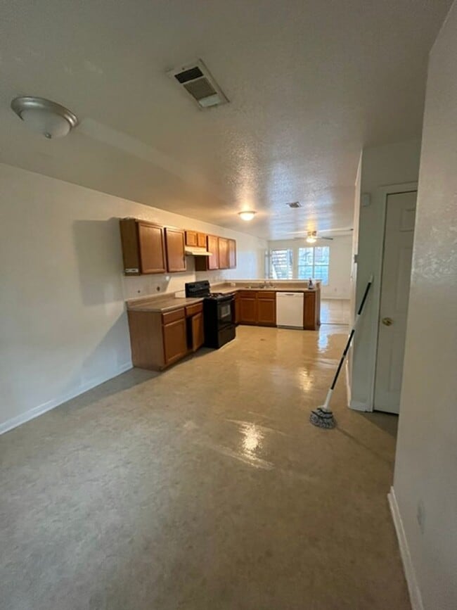 Building Photo - 3001 Cantabrian Dr Unit A