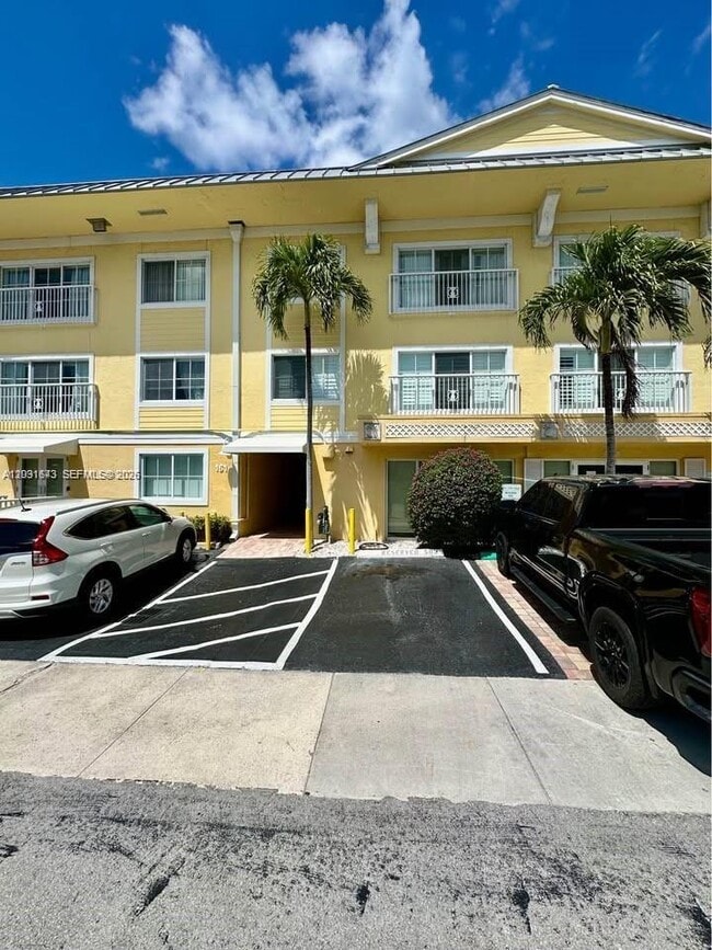 Building Photo - 151 NE 16th Ave Unit 334