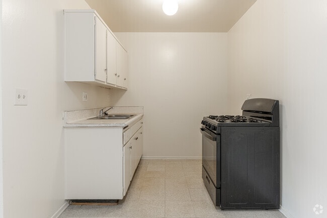 1BR, 1BA - 700SF - Kitchen