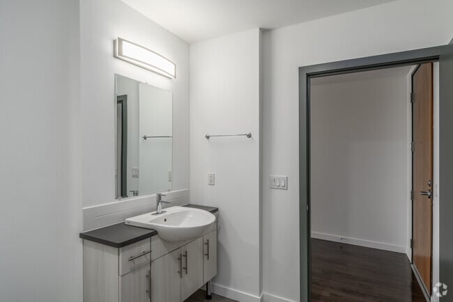 1BR, 1BA - 702SF - Bathroom