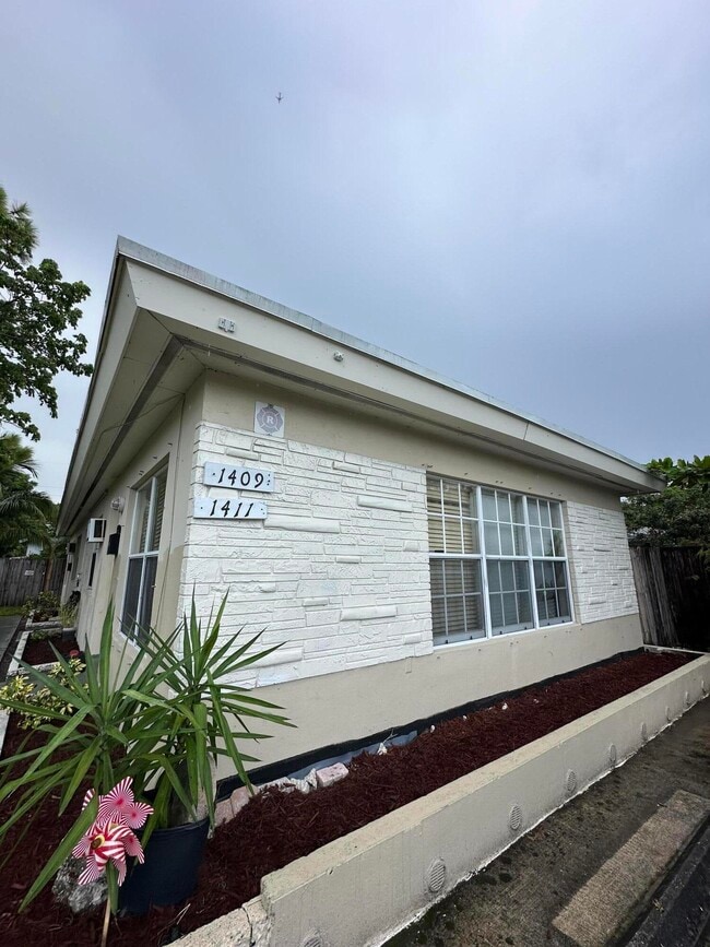 Building Photo - 1409 NW 2nd Ave Unit 1-2