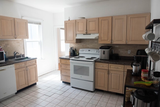 Building Photo - 66 Brooks St Unit 3-bed 1 bath Rental