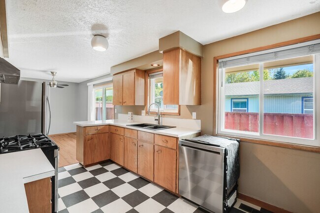 Photo - Charming 3 bed, 1.5 bath rental home in Milwaukie!