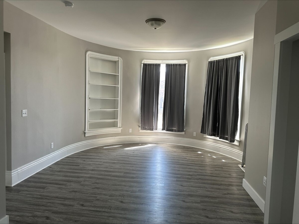 Photo - Efficiency Unit - Freshly Remodeled Unit DBQ - 1449-01