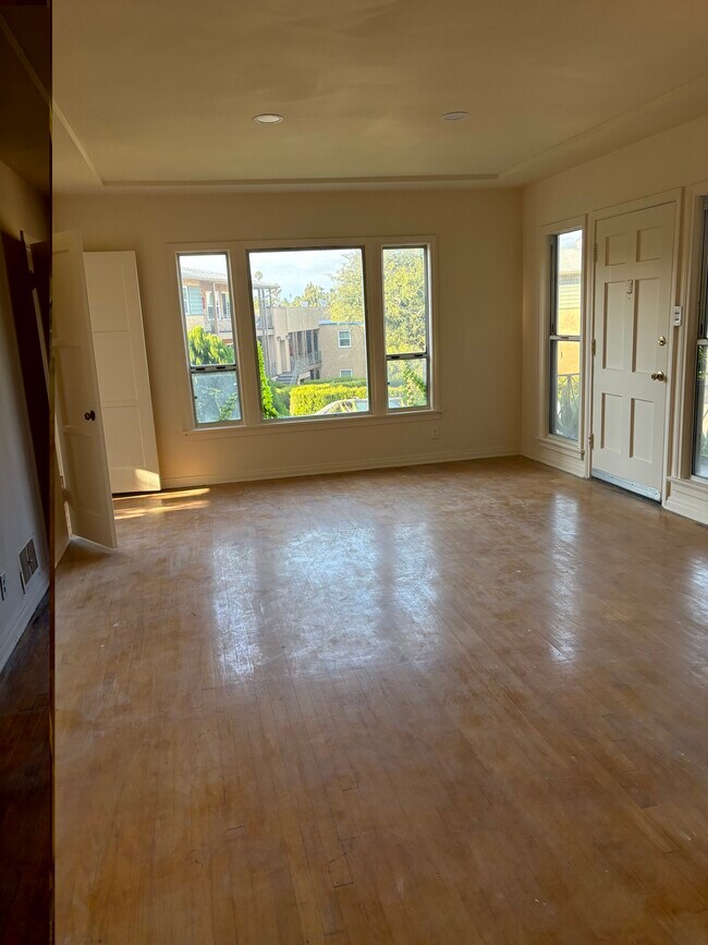 Photo - 5631 Edgemar Ave Unit 5631