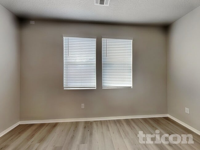 Photo - 4872 Blackburn Rd NE