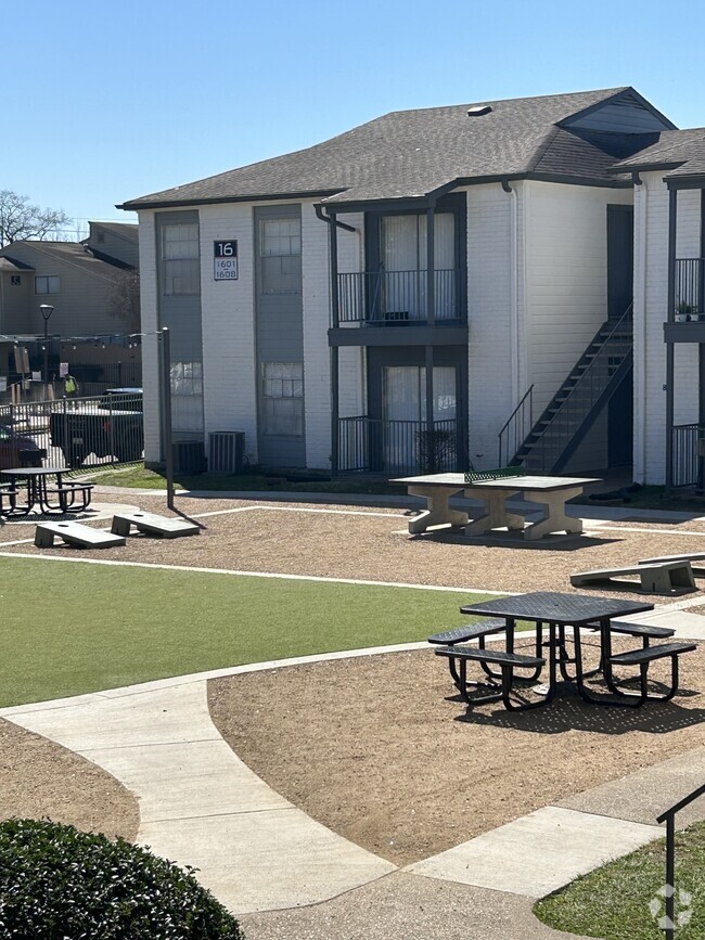 Outdoor Amenity Area - Gables at Richmond Apartments