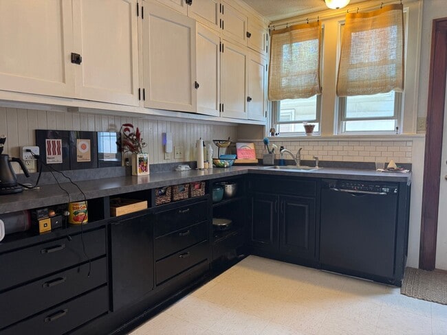 2718-2720 Sommers Avenue - 2718-2720 Sommers Avenue Apartment Unit #2