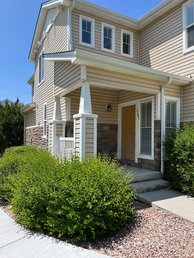 TWO STORY TOWNHOME WITH 2-CAR GARAGE IN FO... - TWO STORY TOWNHOME WITH 2-CAR GARAGE IN FO...