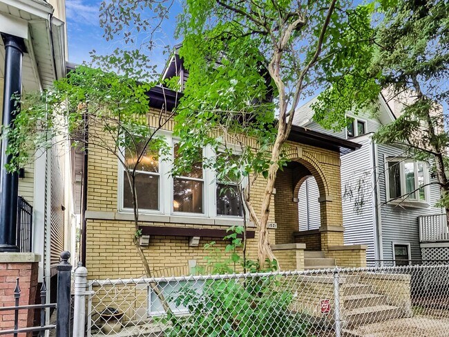 Building Photo - 1521 W Nelson St Rental