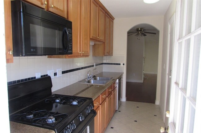 Photo - 2513 Shakespeare St Unit 3