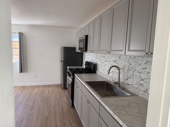 Building Photo - Totally remodeled guesthouse - available a...