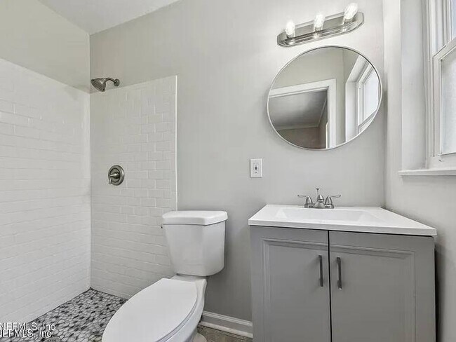 Photo - 201 Saturn Ln N