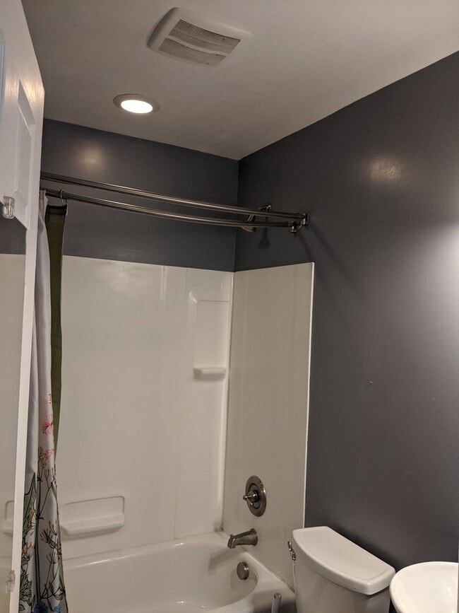 Building Photo - South Oakland Large and renovated 3 bedroo... Unit 2