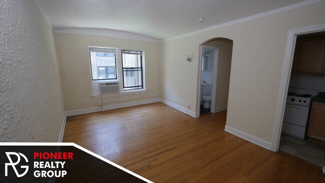 Photo - 556 W Arlington Pl Apartments