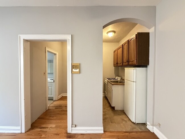 2827 N Burling St Unit 102
