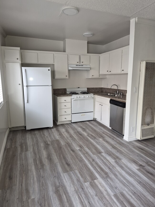 Kitchen - 5545 Lindley Ave