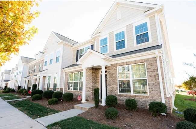 Building Photo - Beautiful 3Bed/2.5Bath Townhome located in...